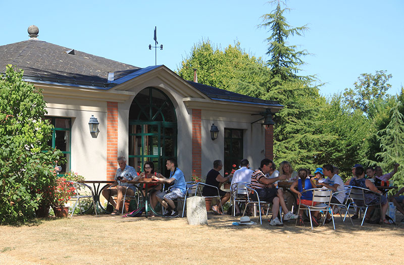 chateau-brissac-salon-the
